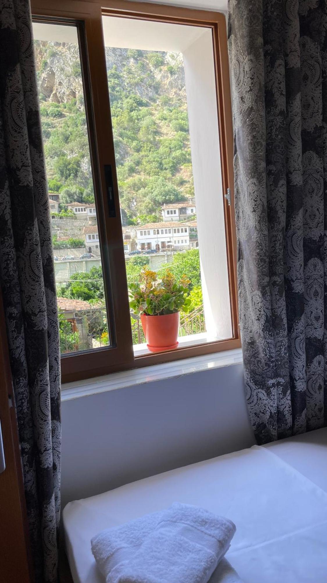 Meroli Guesthouse - Unesco Quarter 베라트 외부 사진