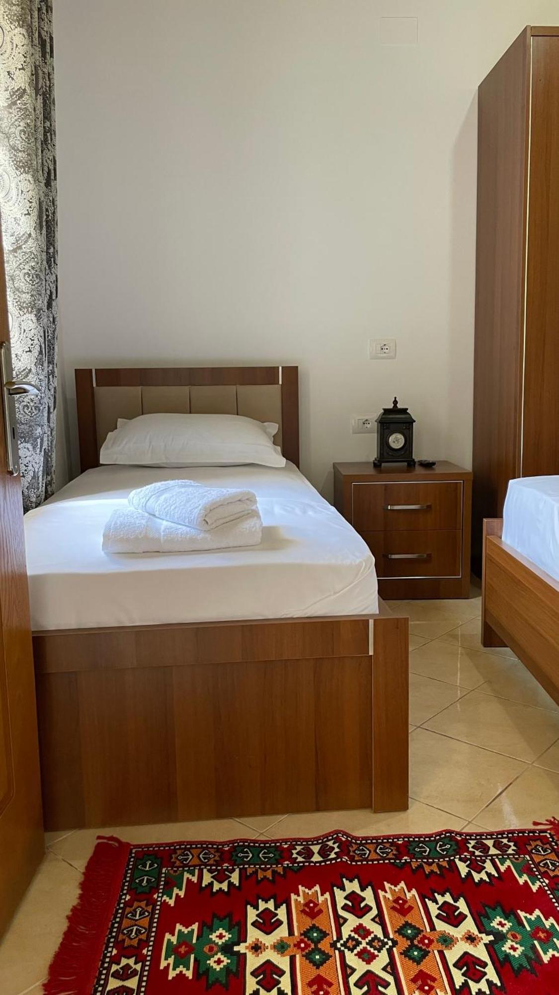 Meroli Guesthouse - Unesco Quarter 베라트 외부 사진