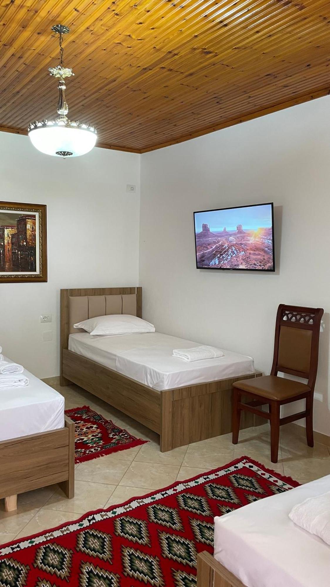 Meroli Guesthouse - Unesco Quarter 베라트 외부 사진