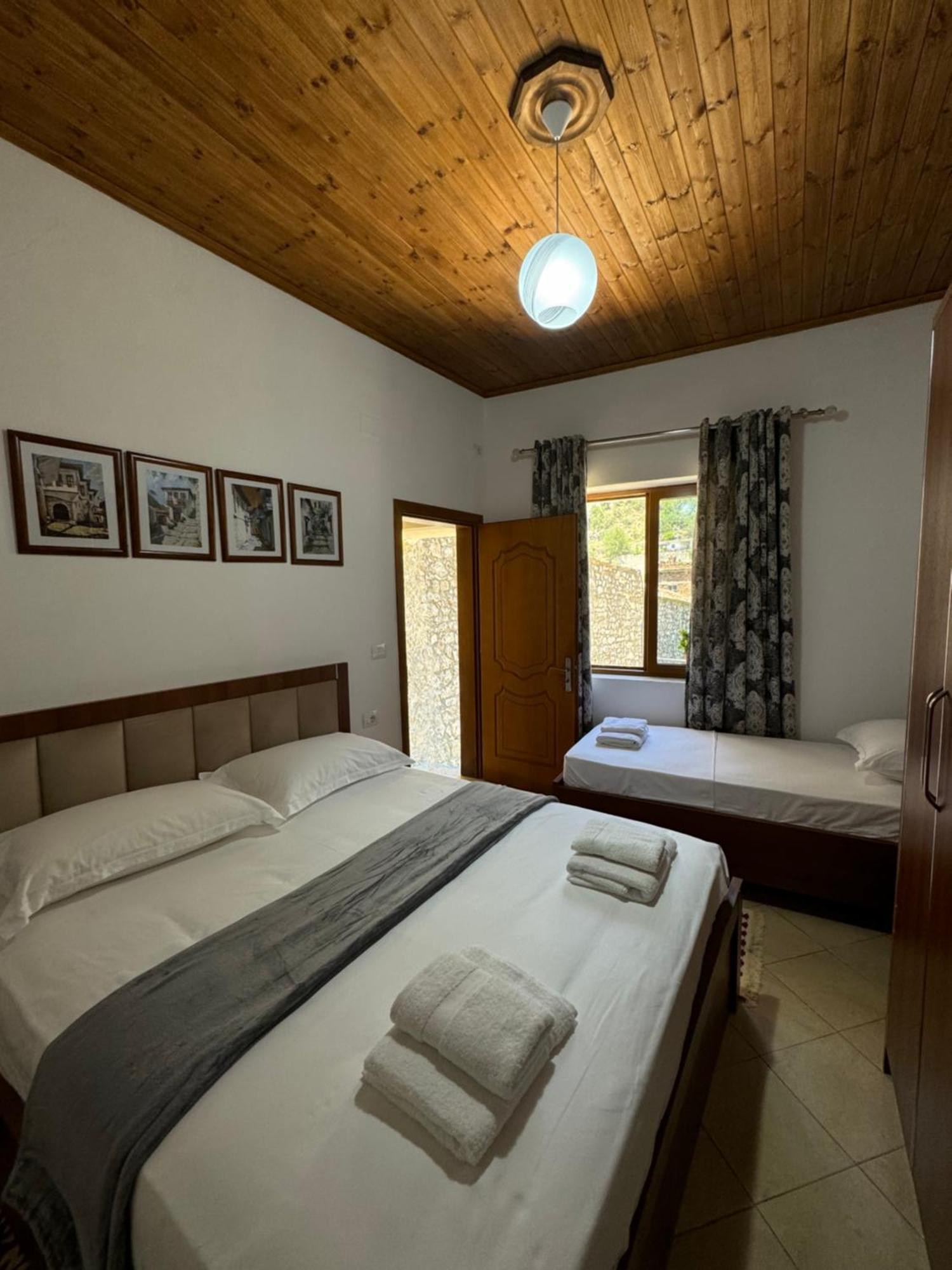 Meroli Guesthouse - Unesco Quarter 베라트 외부 사진