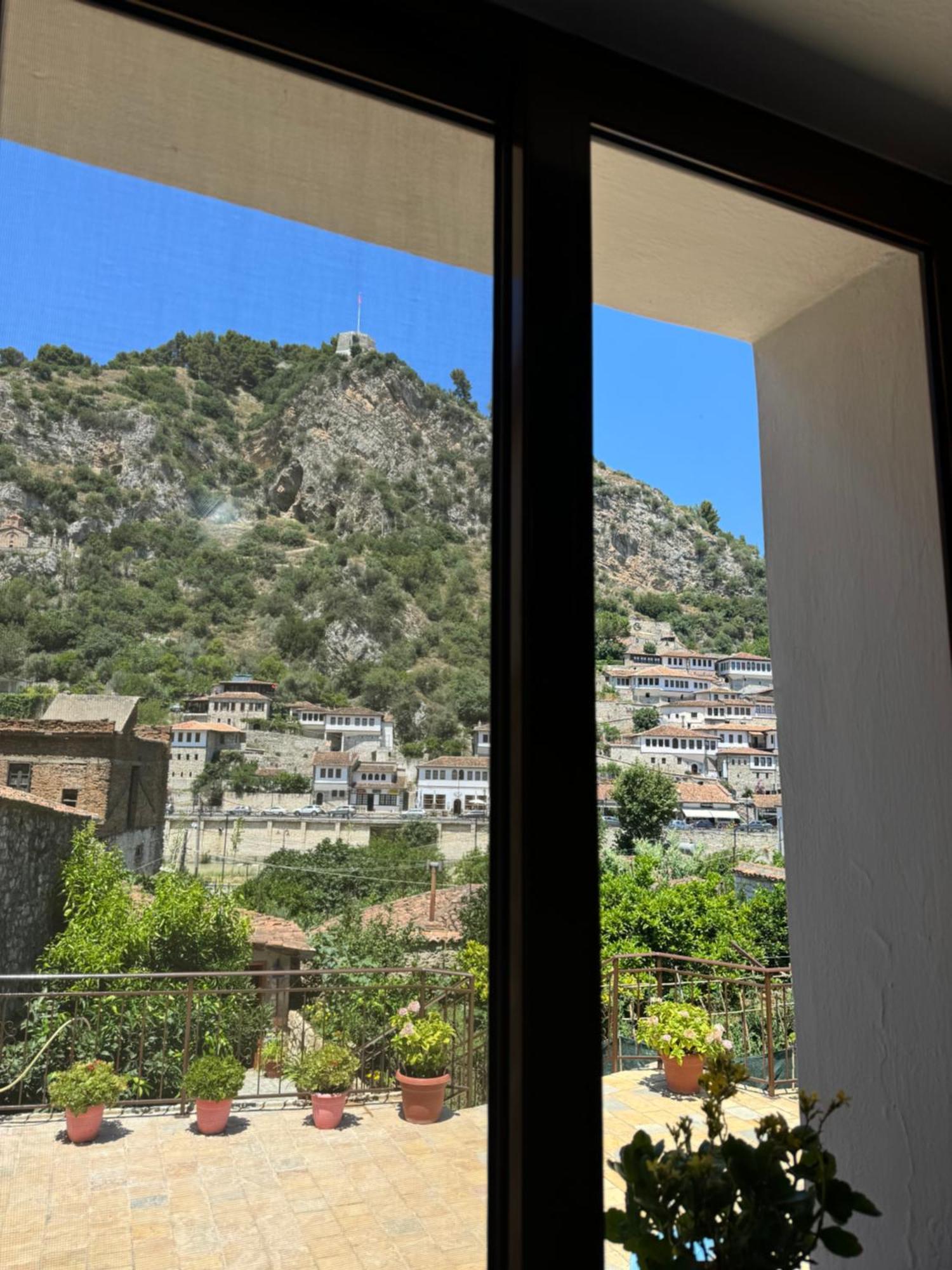 Meroli Guesthouse - Unesco Quarter 베라트 외부 사진