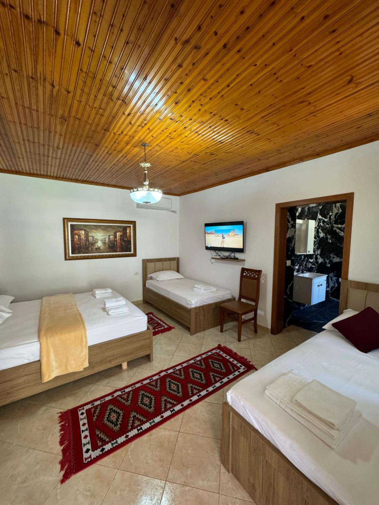 Meroli Guesthouse - Unesco Quarter 베라트 외부 사진