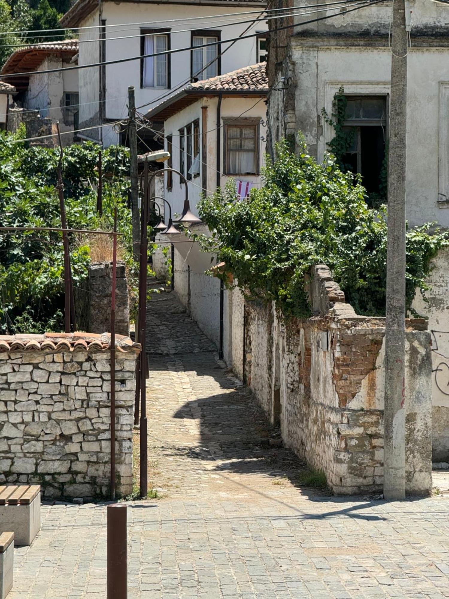 Meroli Guesthouse - Unesco Quarter 베라트 외부 사진