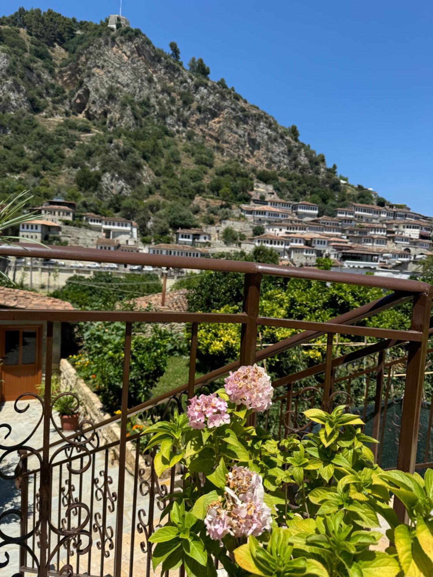 Meroli Guesthouse - Unesco Quarter 베라트 외부 사진
