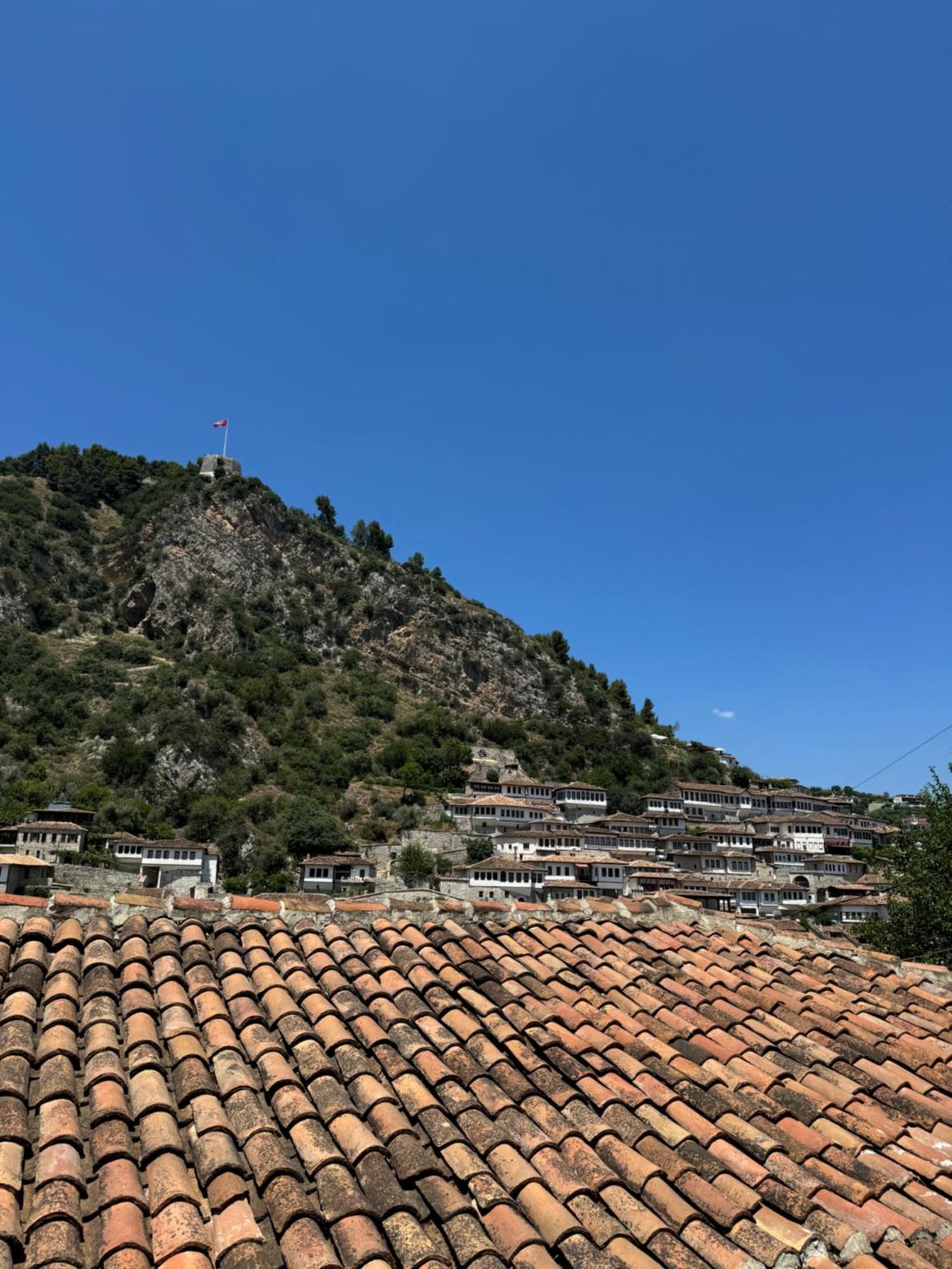 Meroli Guesthouse - Unesco Quarter 베라트 외부 사진