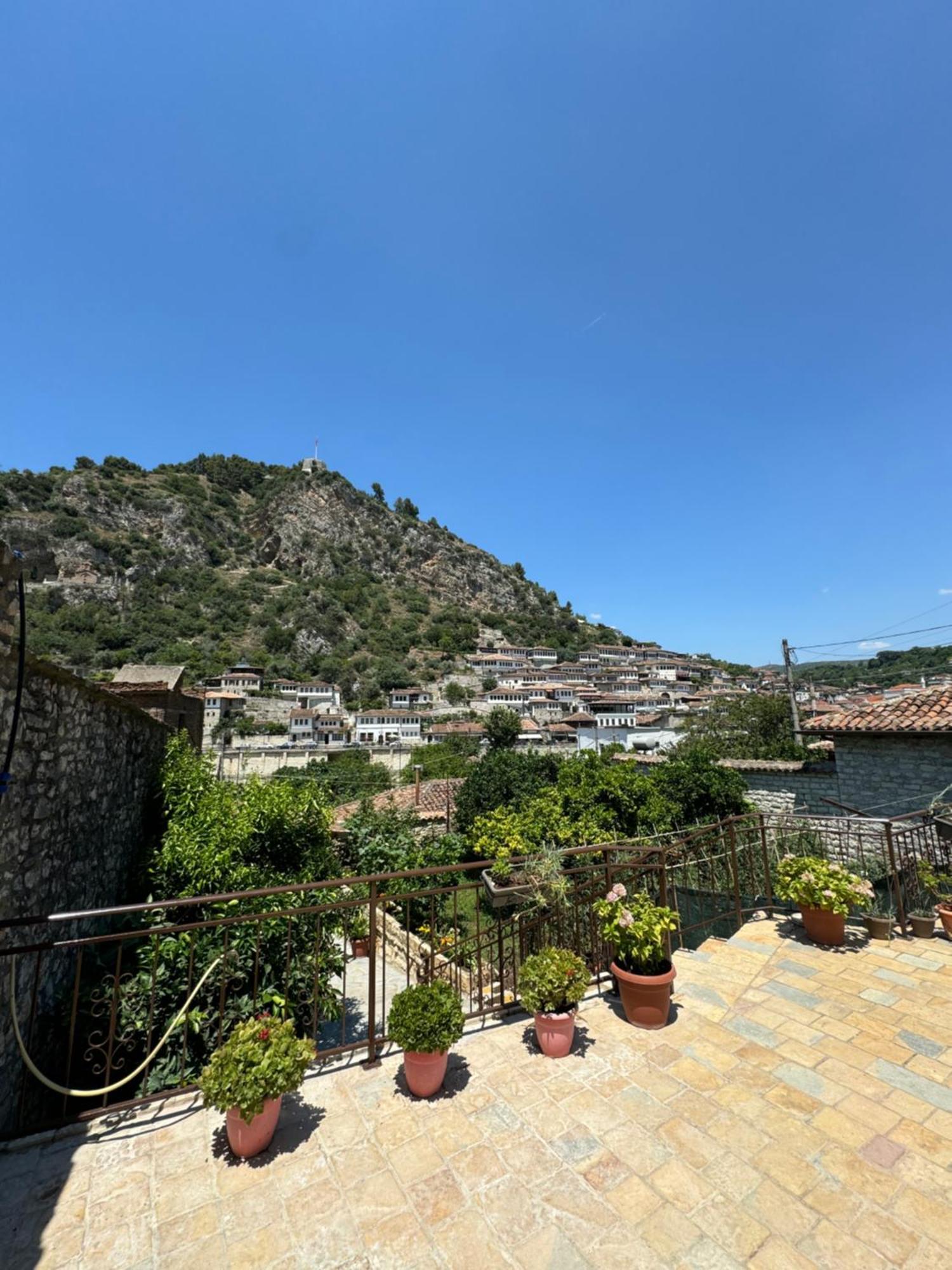 Meroli Guesthouse - Unesco Quarter 베라트 외부 사진