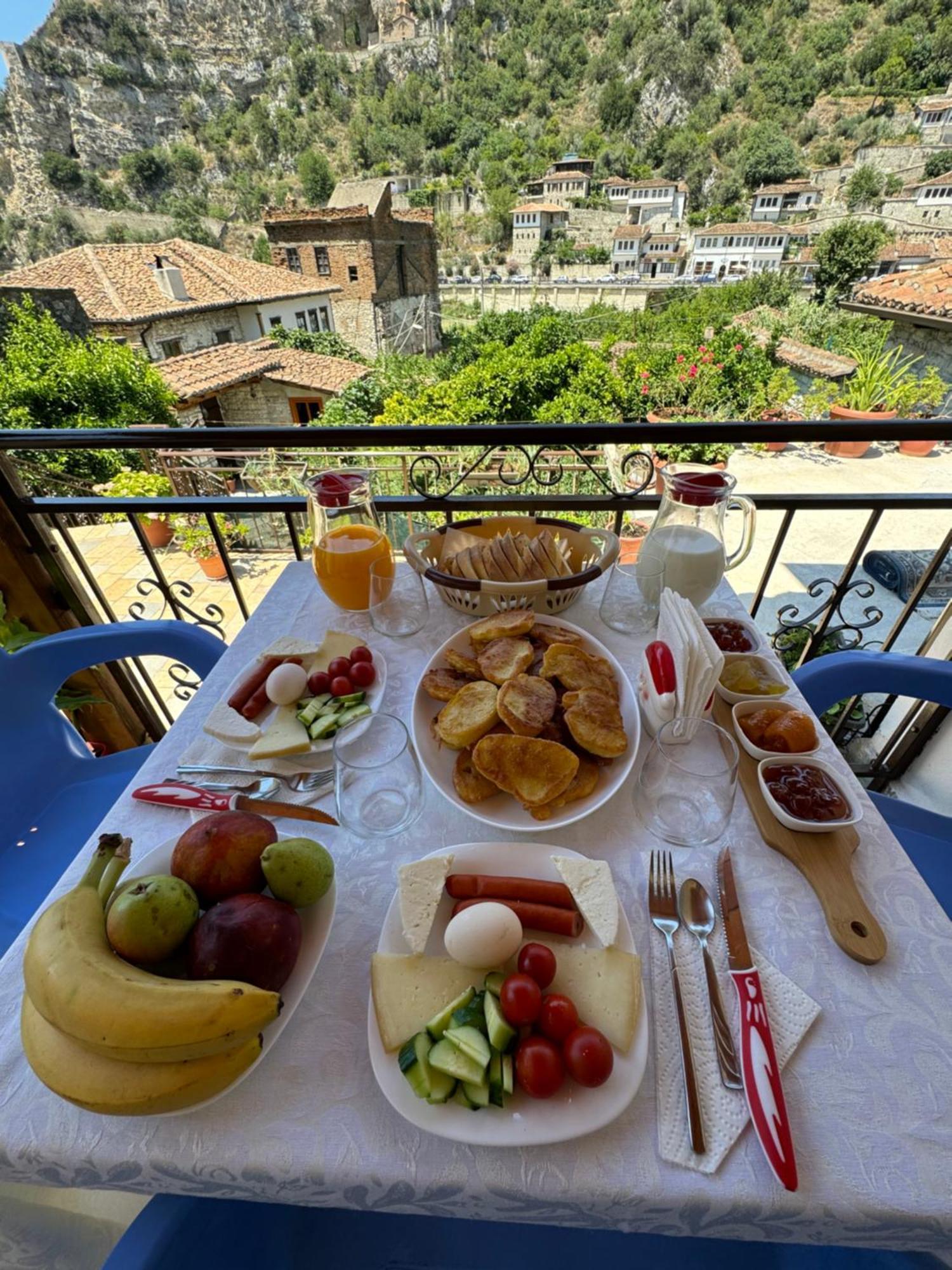 Meroli Guesthouse - Unesco Quarter 베라트 외부 사진