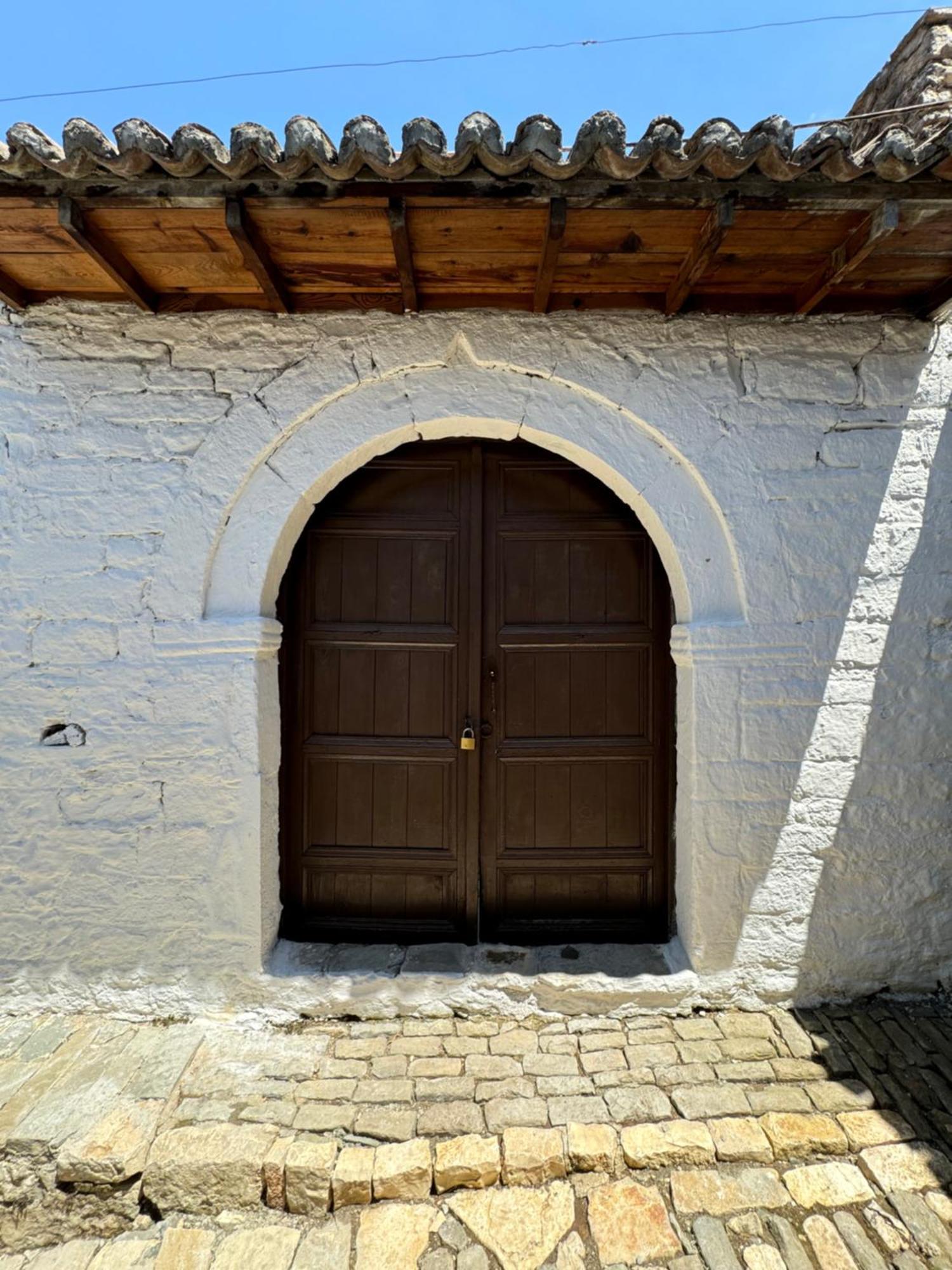 Meroli Guesthouse - Unesco Quarter 베라트 외부 사진