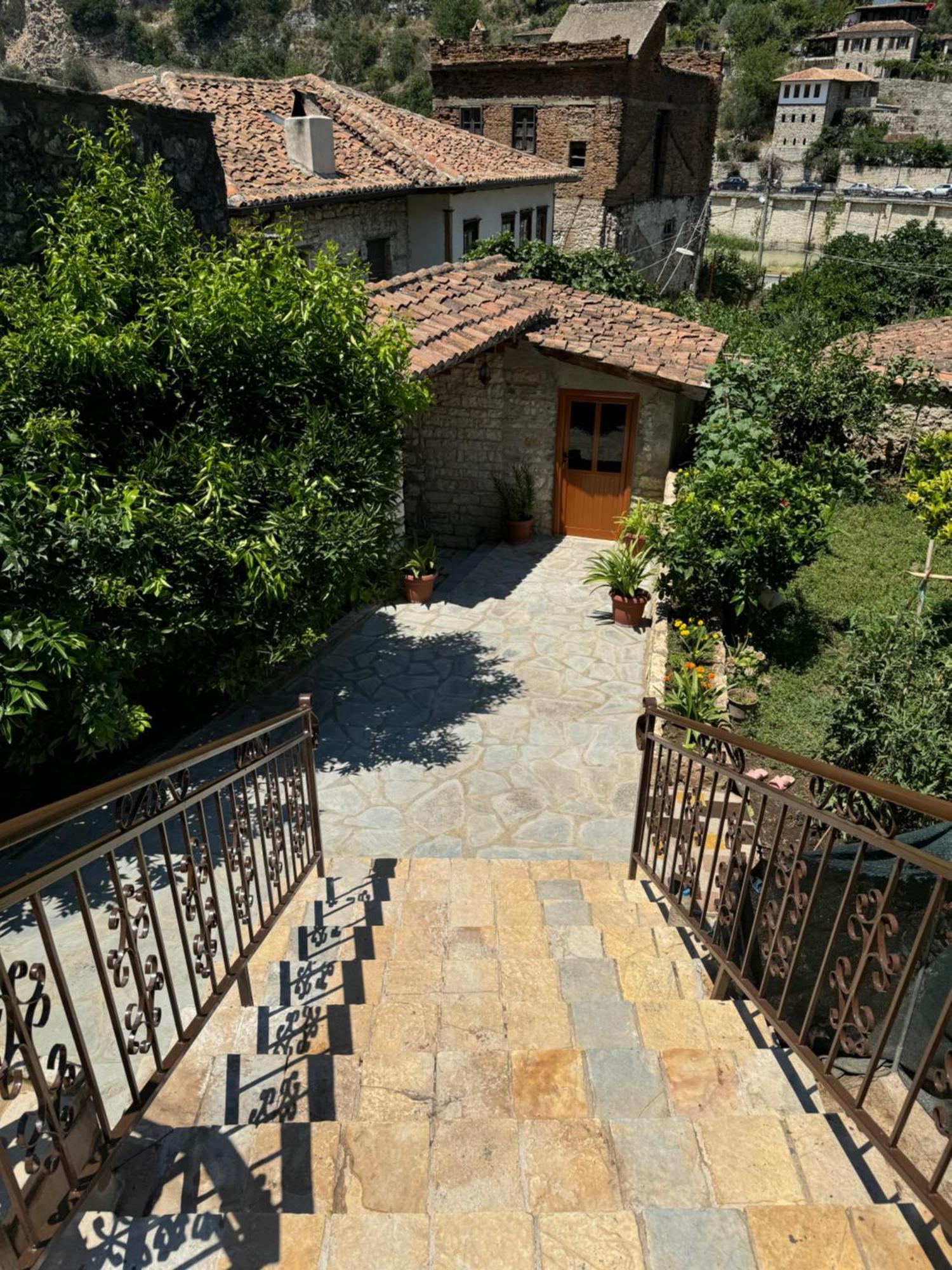 Meroli Guesthouse - Unesco Quarter 베라트 외부 사진