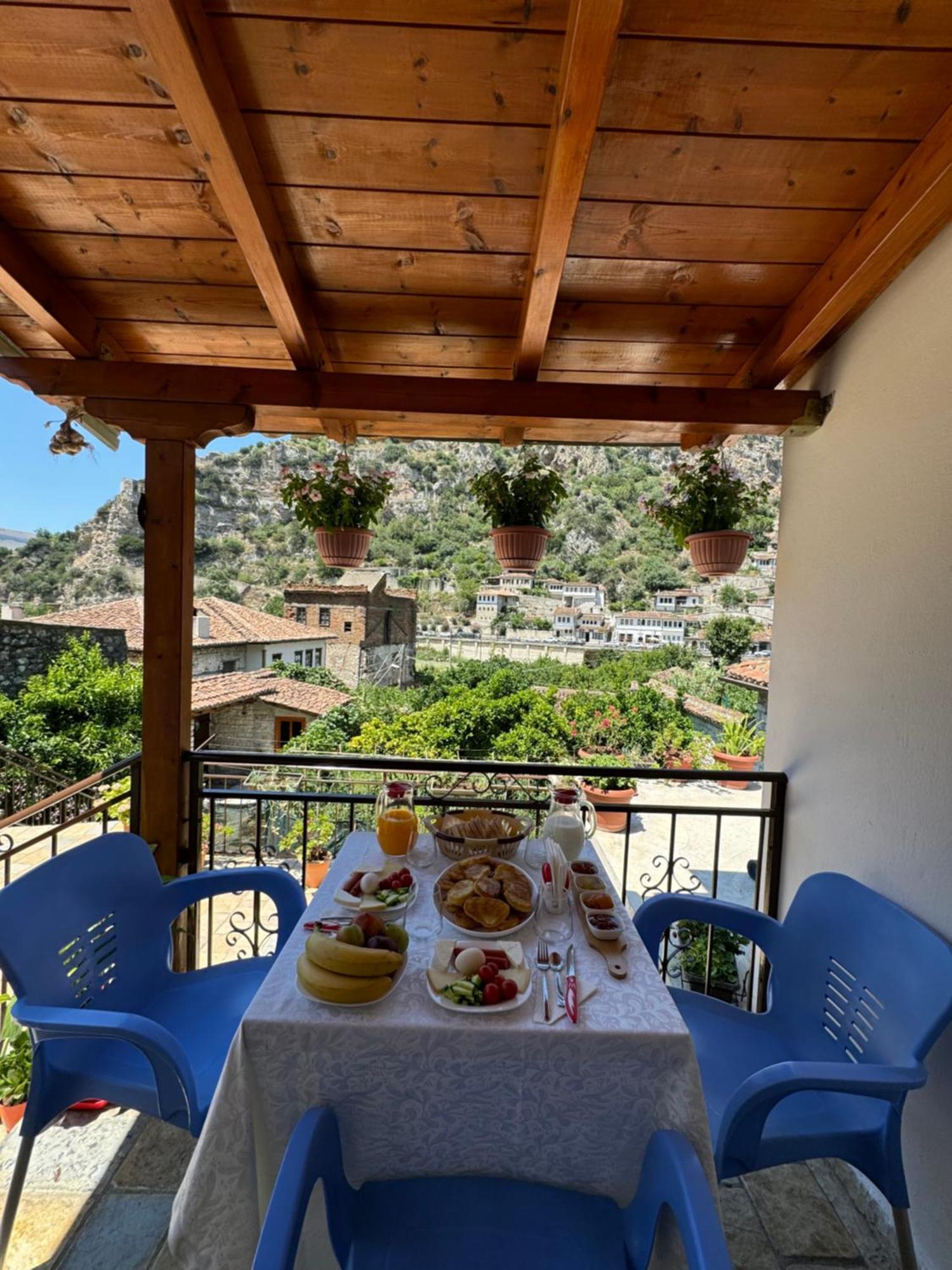 Meroli Guesthouse - Unesco Quarter 베라트 외부 사진