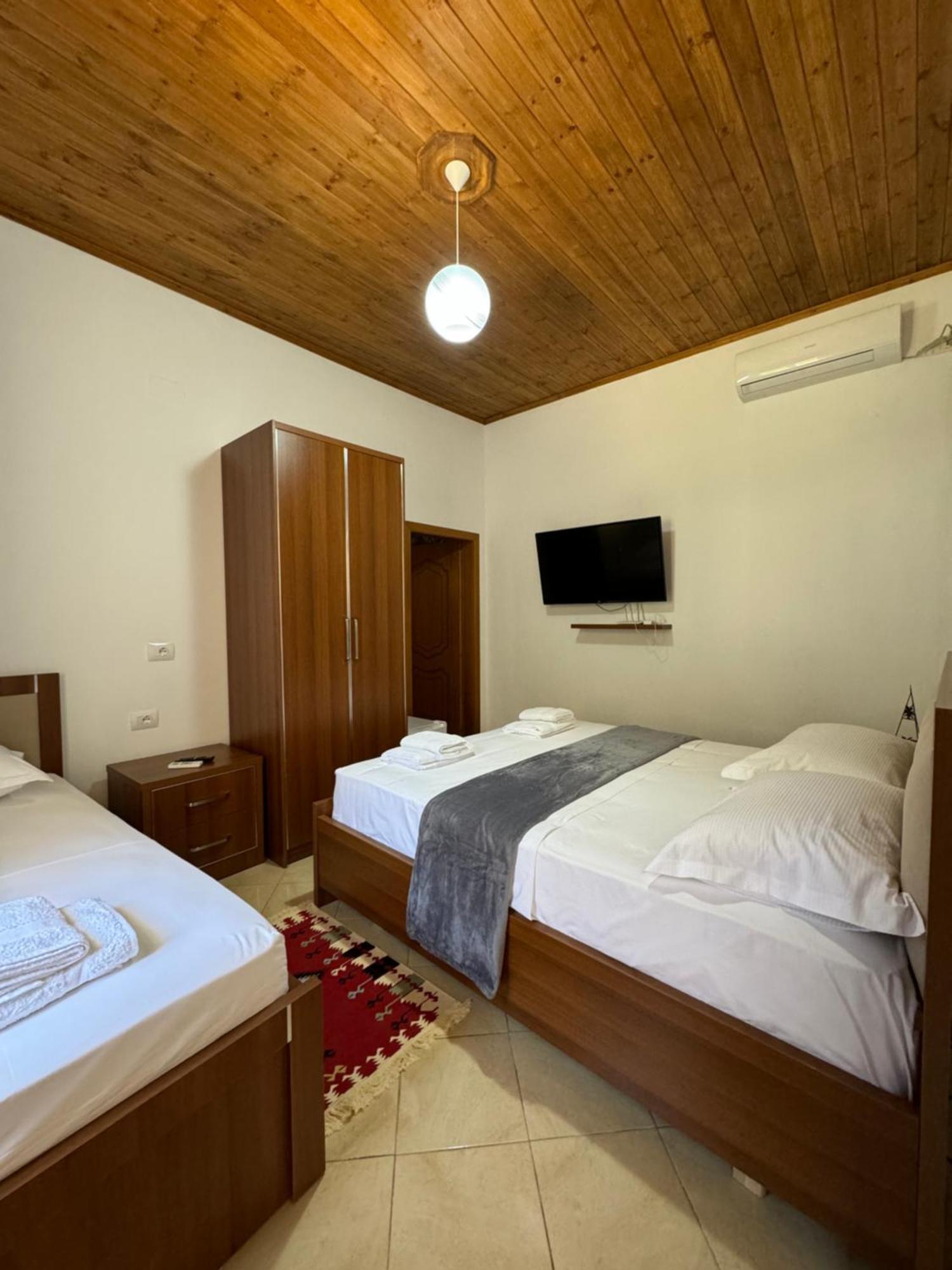 Meroli Guesthouse - Unesco Quarter 베라트 외부 사진