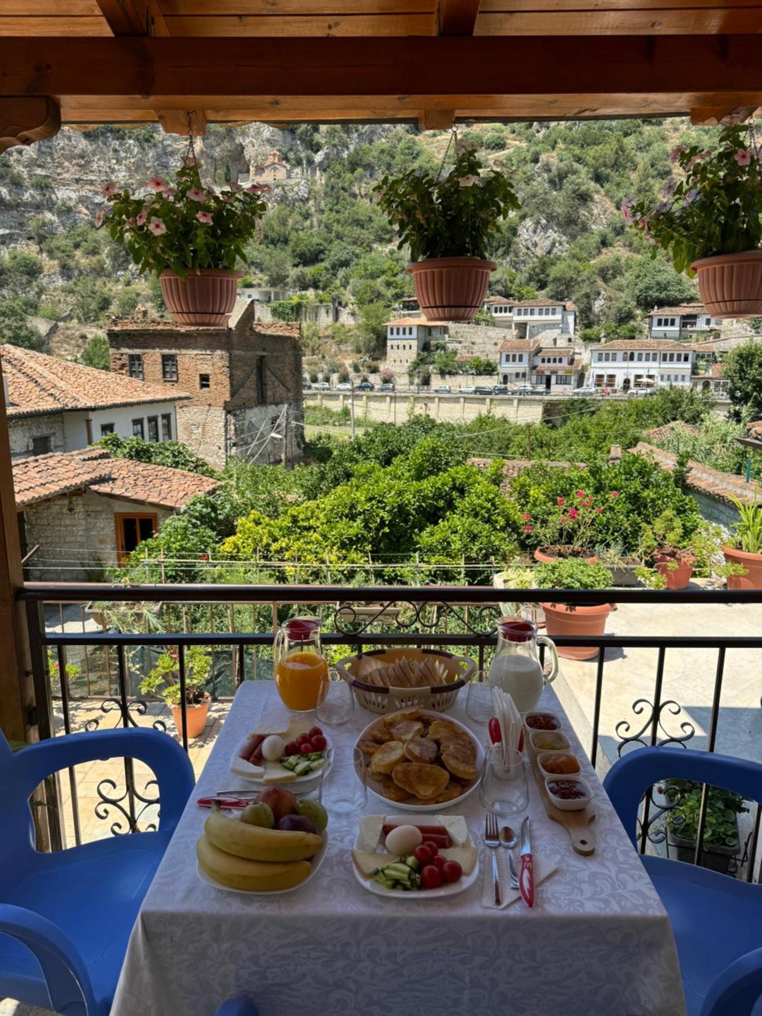 Meroli Guesthouse - Unesco Quarter 베라트 외부 사진