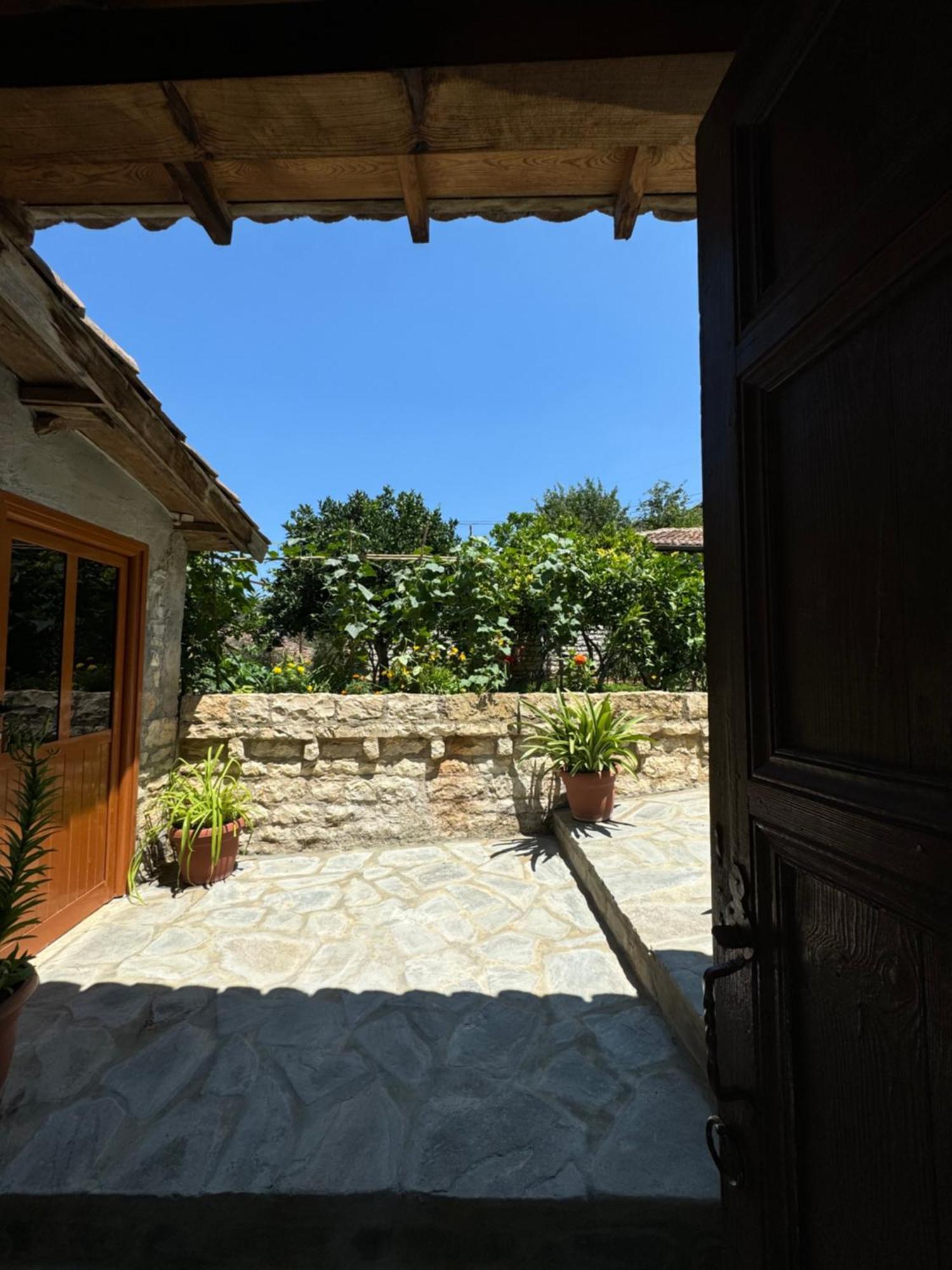 Meroli Guesthouse - Unesco Quarter 베라트 외부 사진