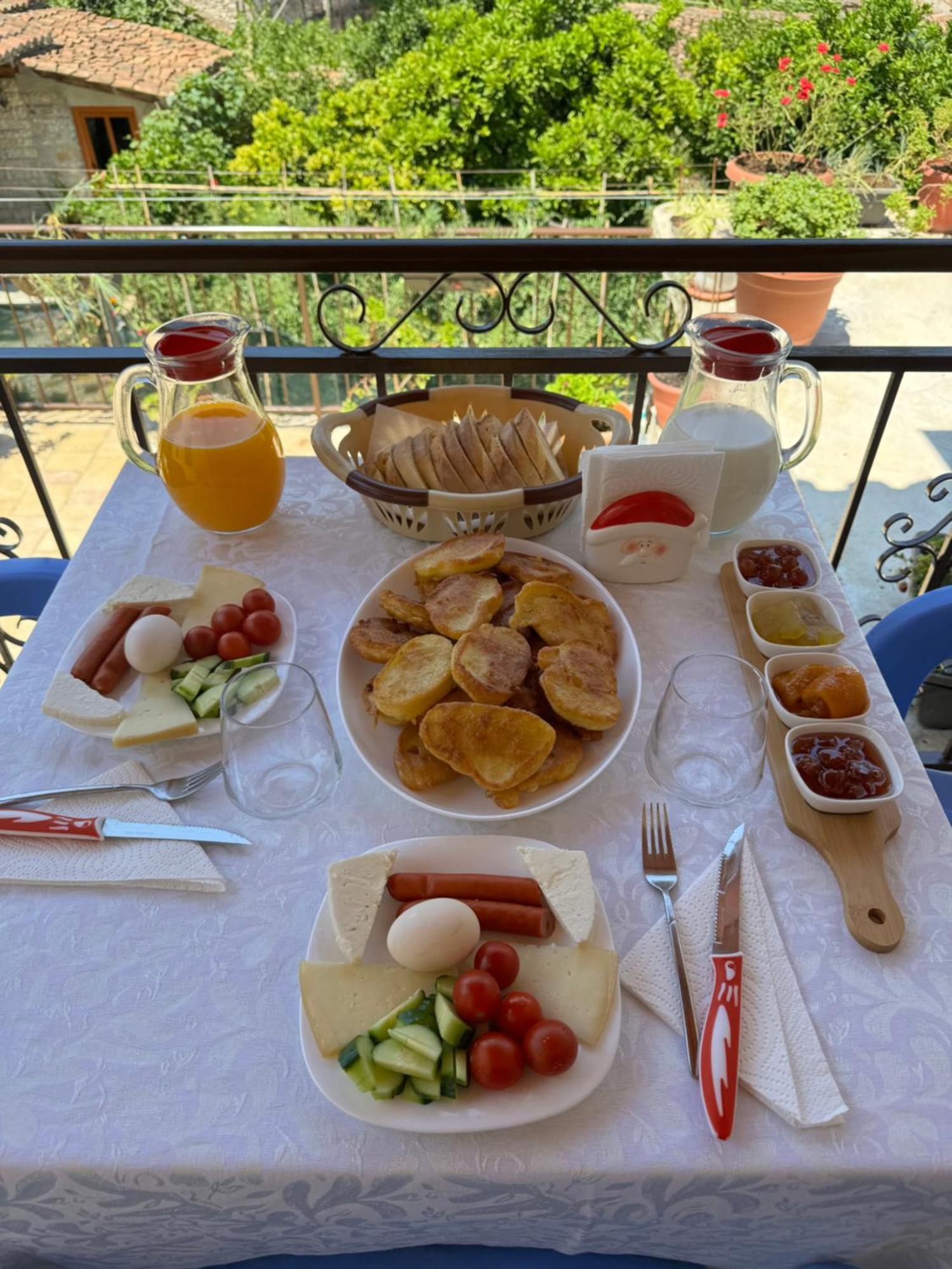 Meroli Guesthouse - Unesco Quarter 베라트 외부 사진