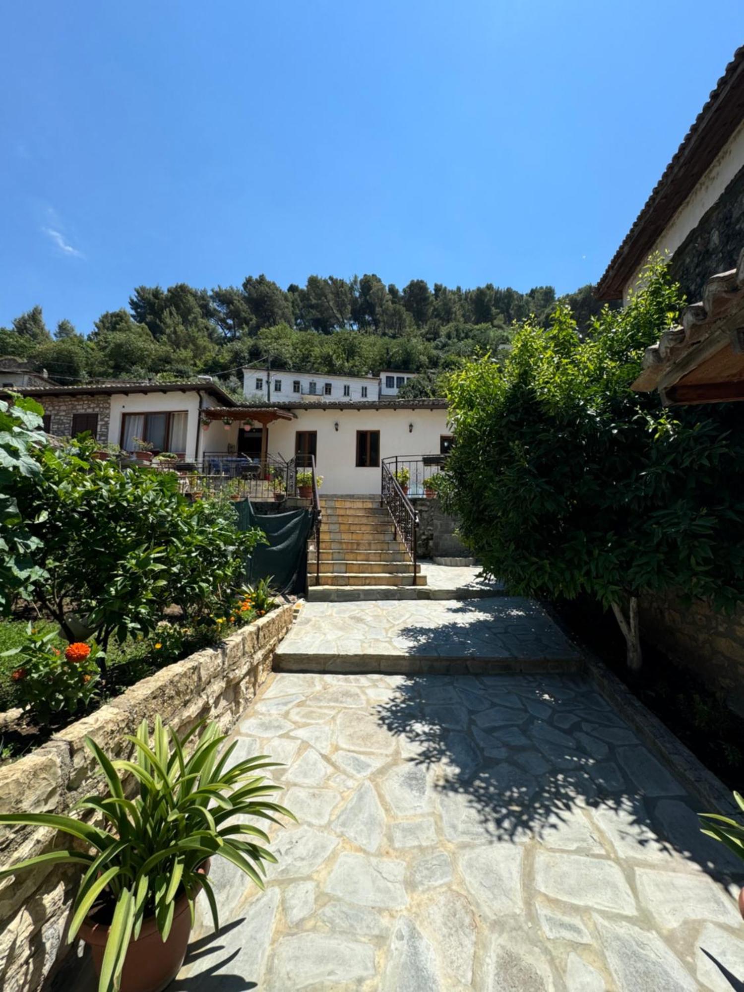 Meroli Guesthouse - Unesco Quarter 베라트 외부 사진