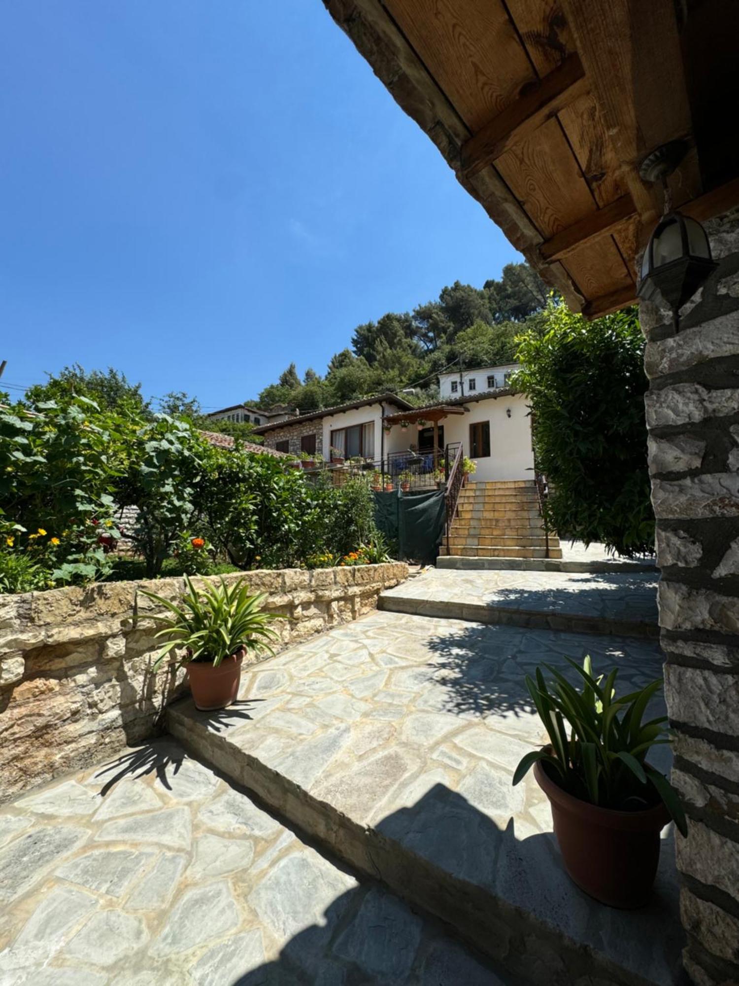 Meroli Guesthouse - Unesco Quarter 베라트 외부 사진