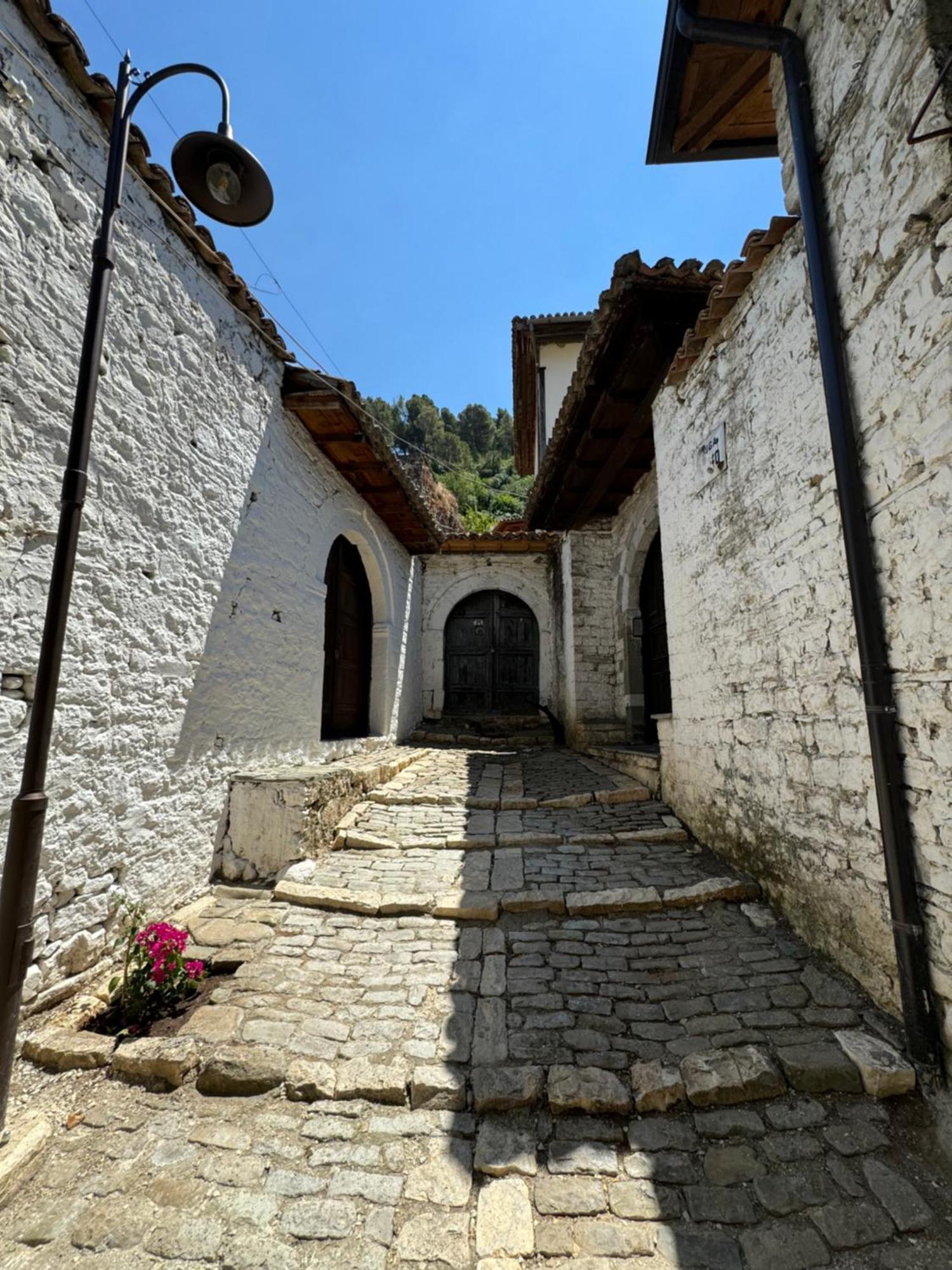 Meroli Guesthouse - Unesco Quarter 베라트 외부 사진
