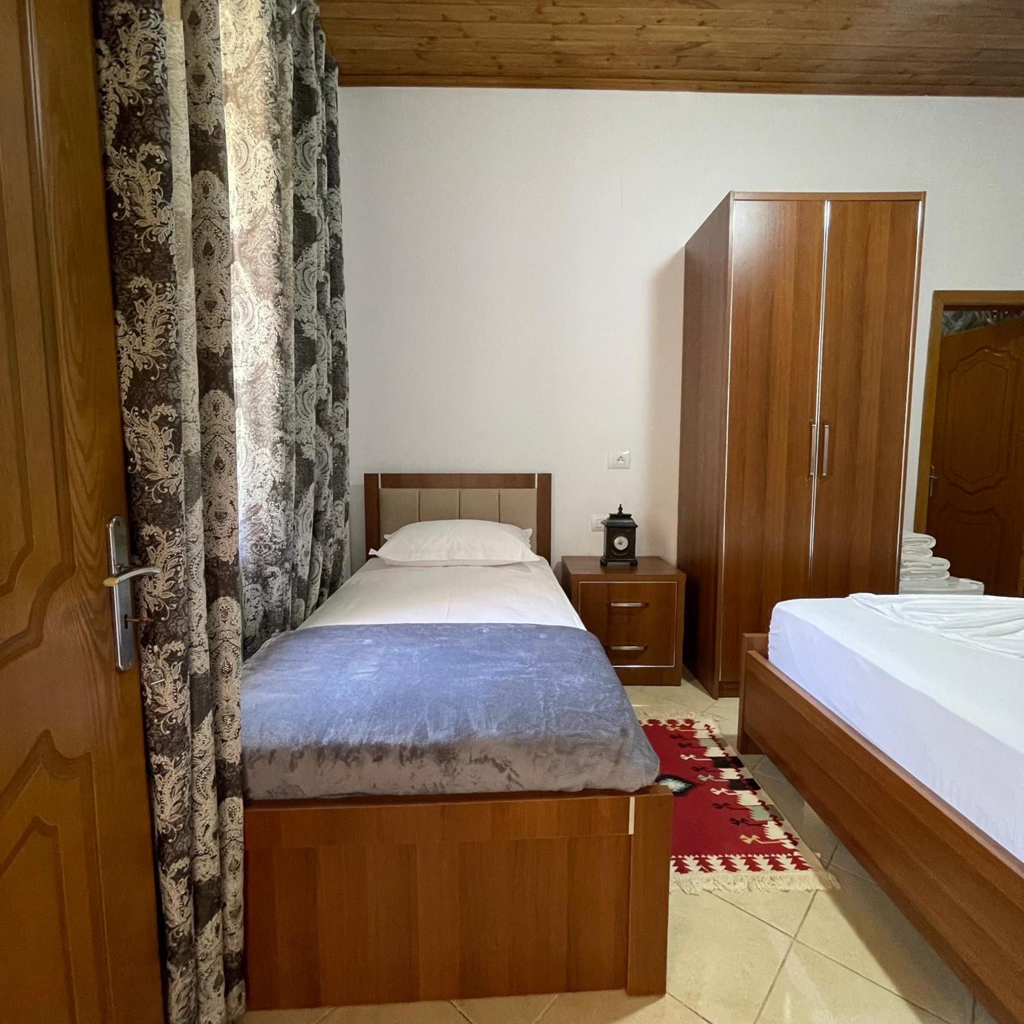 Meroli Guesthouse - Unesco Quarter 베라트 외부 사진