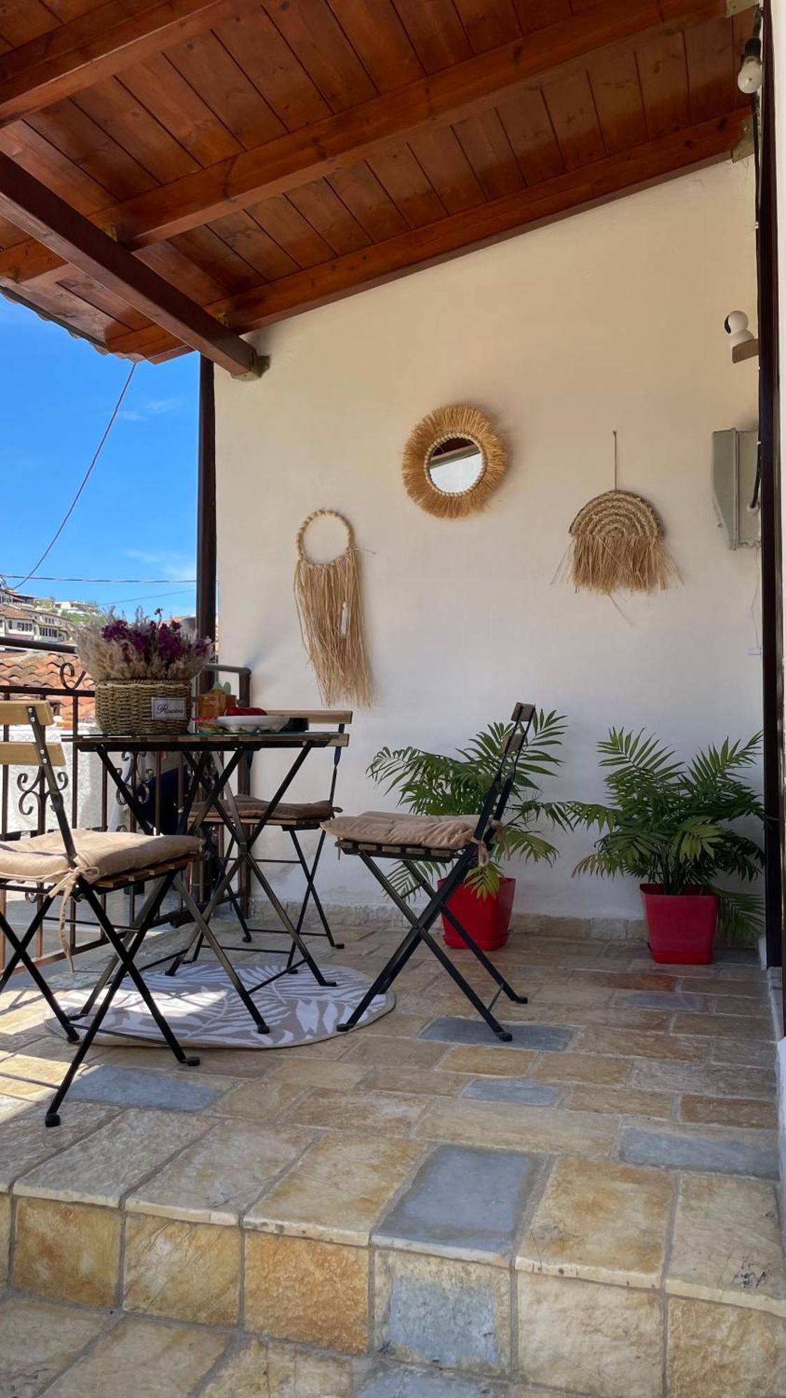 Meroli Guesthouse - Unesco Quarter 베라트 외부 사진