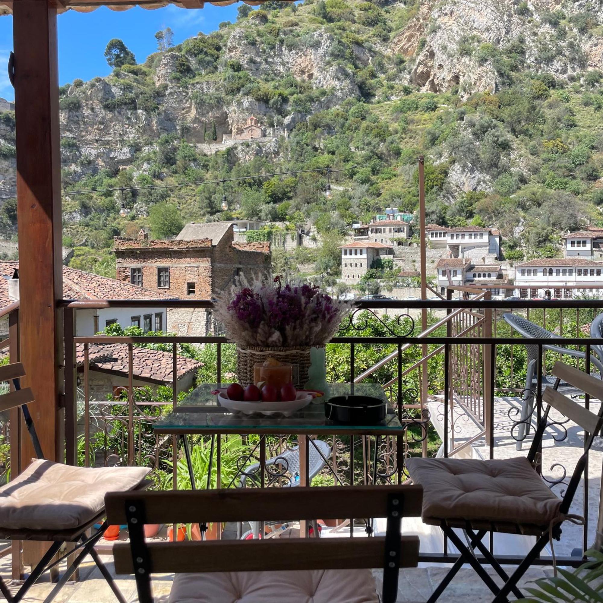 Meroli Guesthouse - Unesco Quarter 베라트 외부 사진